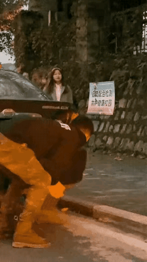 小哥哥就差一点，就被小姐姐打到了。