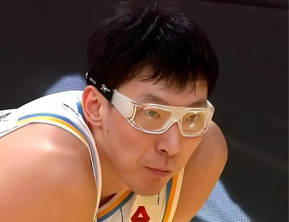 周琦打球为啥要戴眼镜？比赛中，周琦不停地摆弄自己的眼镜，时不时的取下来，擦一擦，