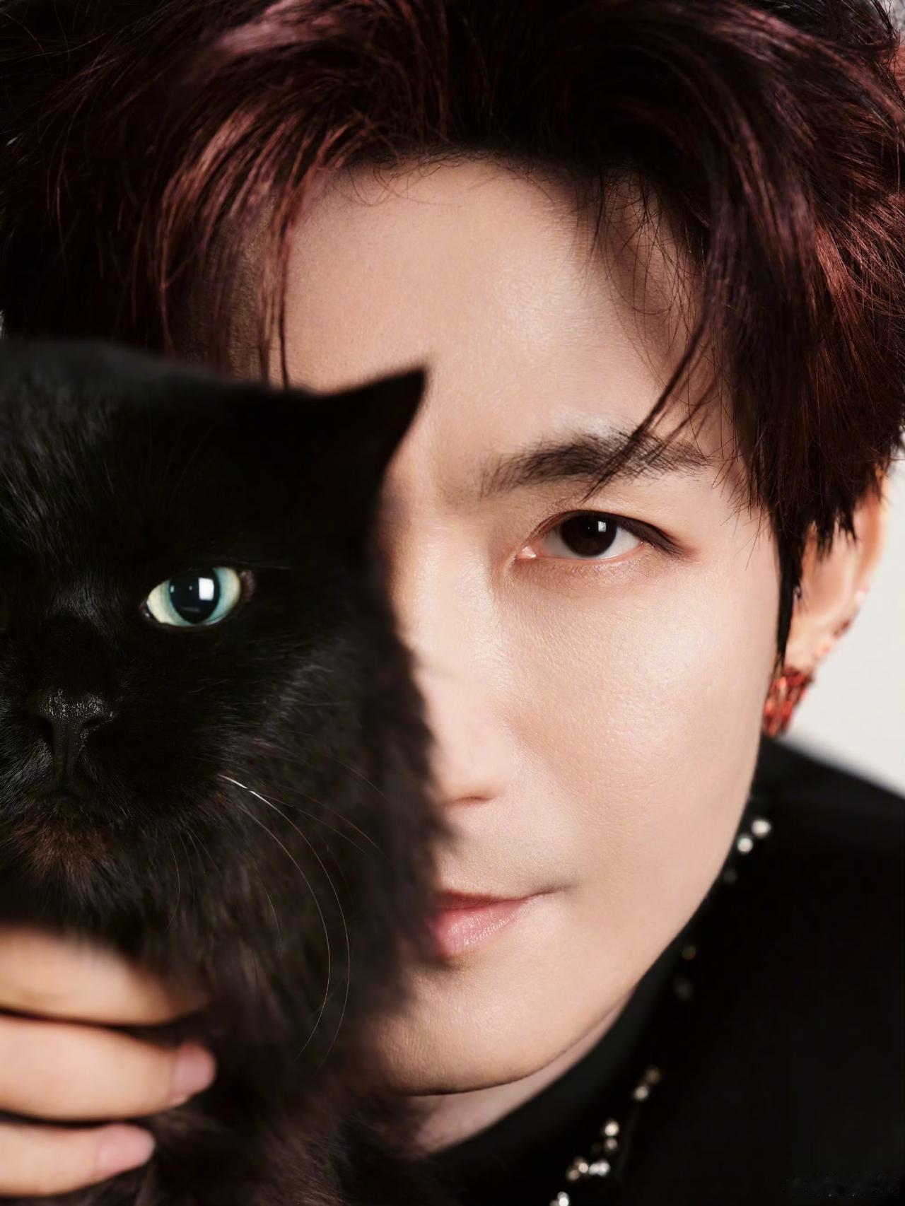 今晚的陈楚生好过分！简直让人难以入眠了。一是《荒芜之境》演唱会上竟然穿了后背