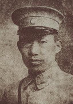 1935年王家烈送张学良登机，张得知王未坐过飞机，便邀他一起。不料刚起飞，张就拿