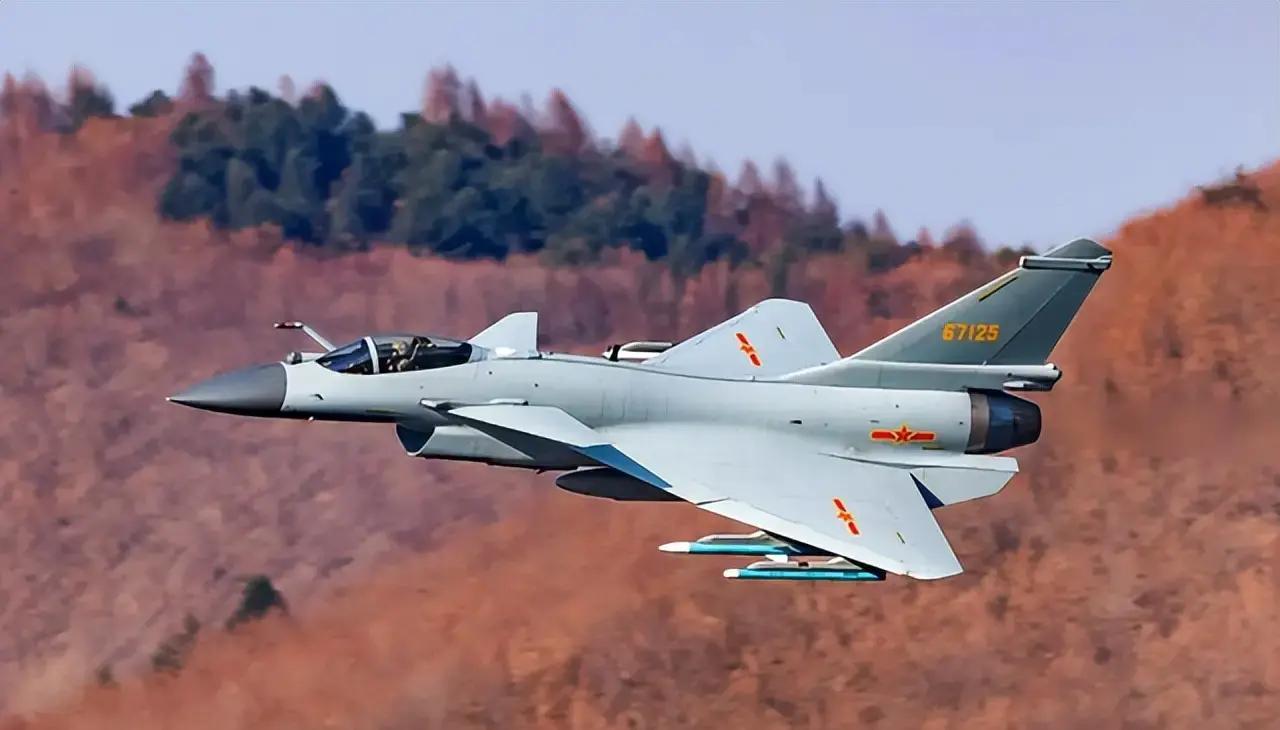 3月27日，中国周边海域，一架歼-10C战机执行巡逻任务时，突然被外国军机雷达锁