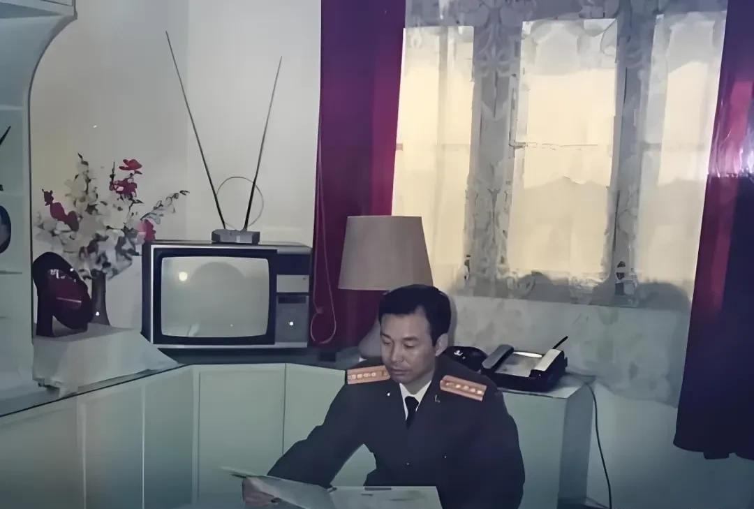 李湘她爸年轻时候是真帅啊！不光人长得周正，眉眼间那股子劲儿，一看就特像当过兵的，