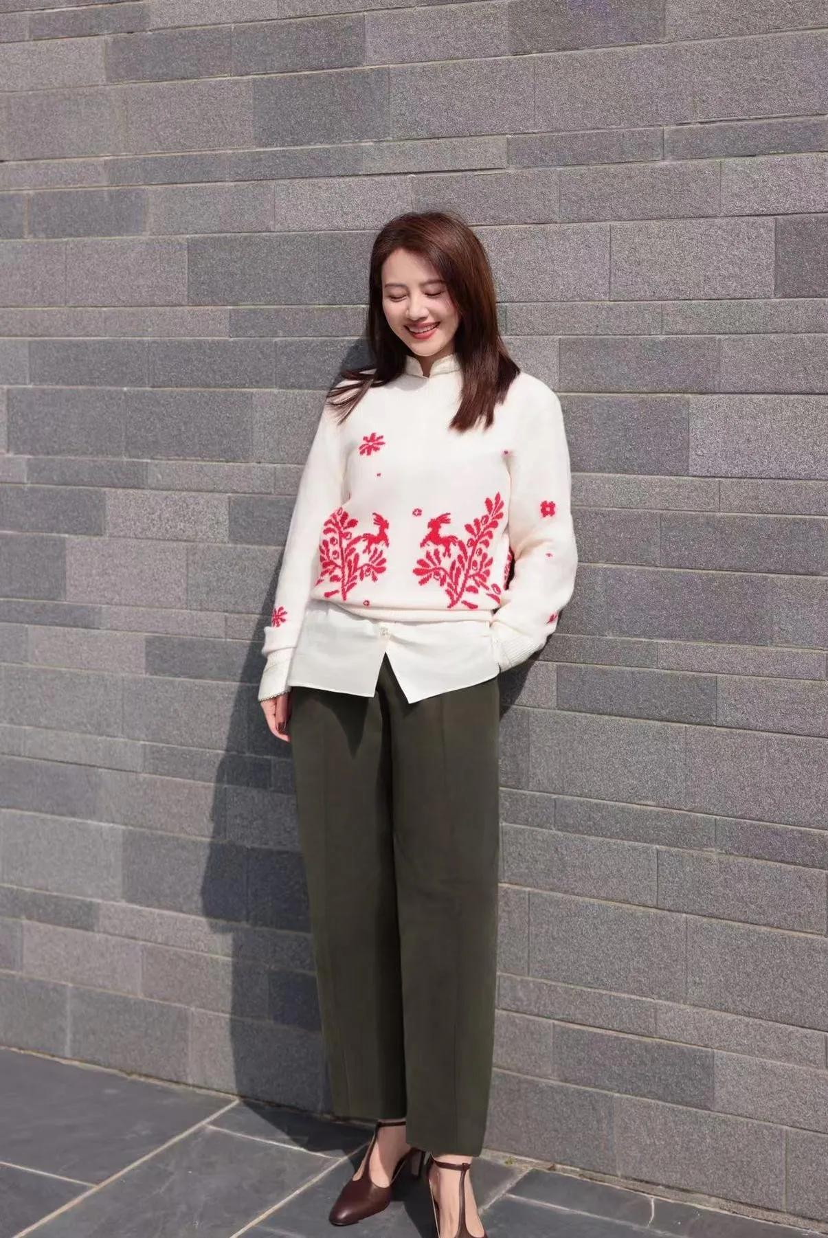 高圆圆这一身穿搭，把“温柔高级感”焊在了身上！一件提花毛衣叠搭白衬衫，下身