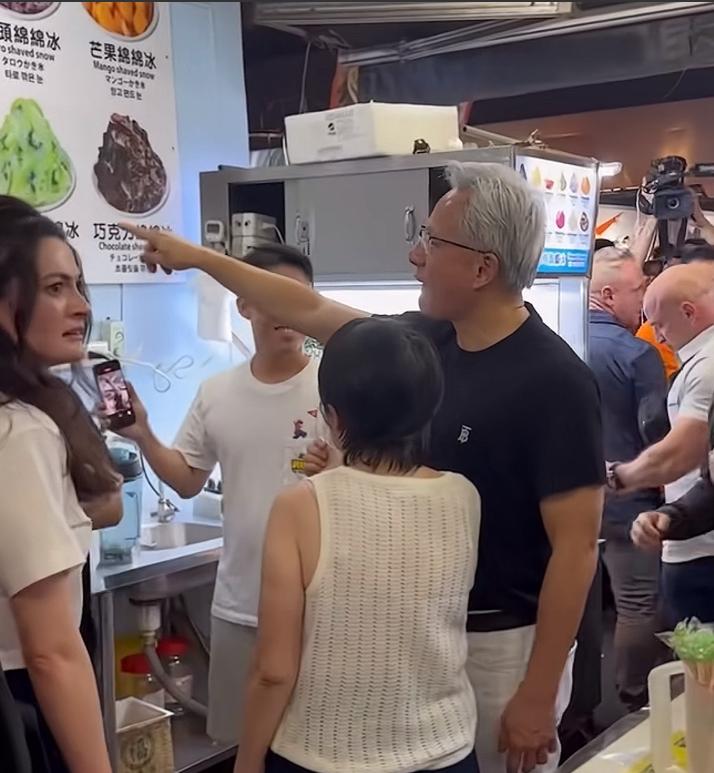 5月24日黄仁勋带着妻子逛饶河夜市，人气堪比顶流男明星，有粉丝找他签名也有粉丝与