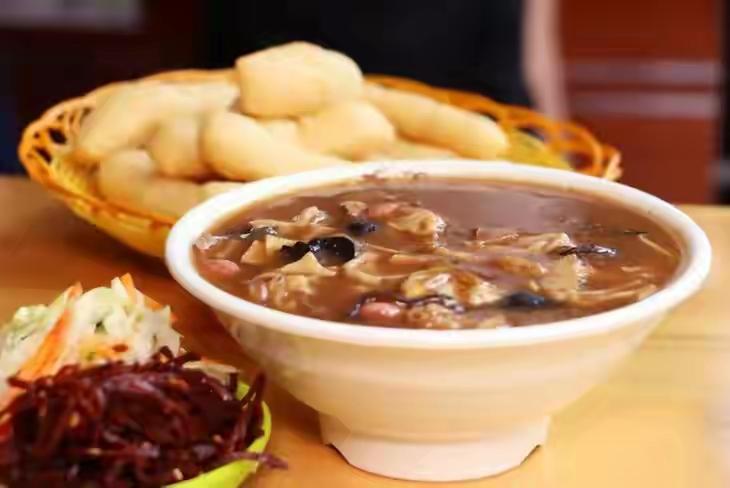 清晨的一碗胡辣汤早起饿了，第一个想到的就是胡辣汤，以前对胡辣汤不喜欢，