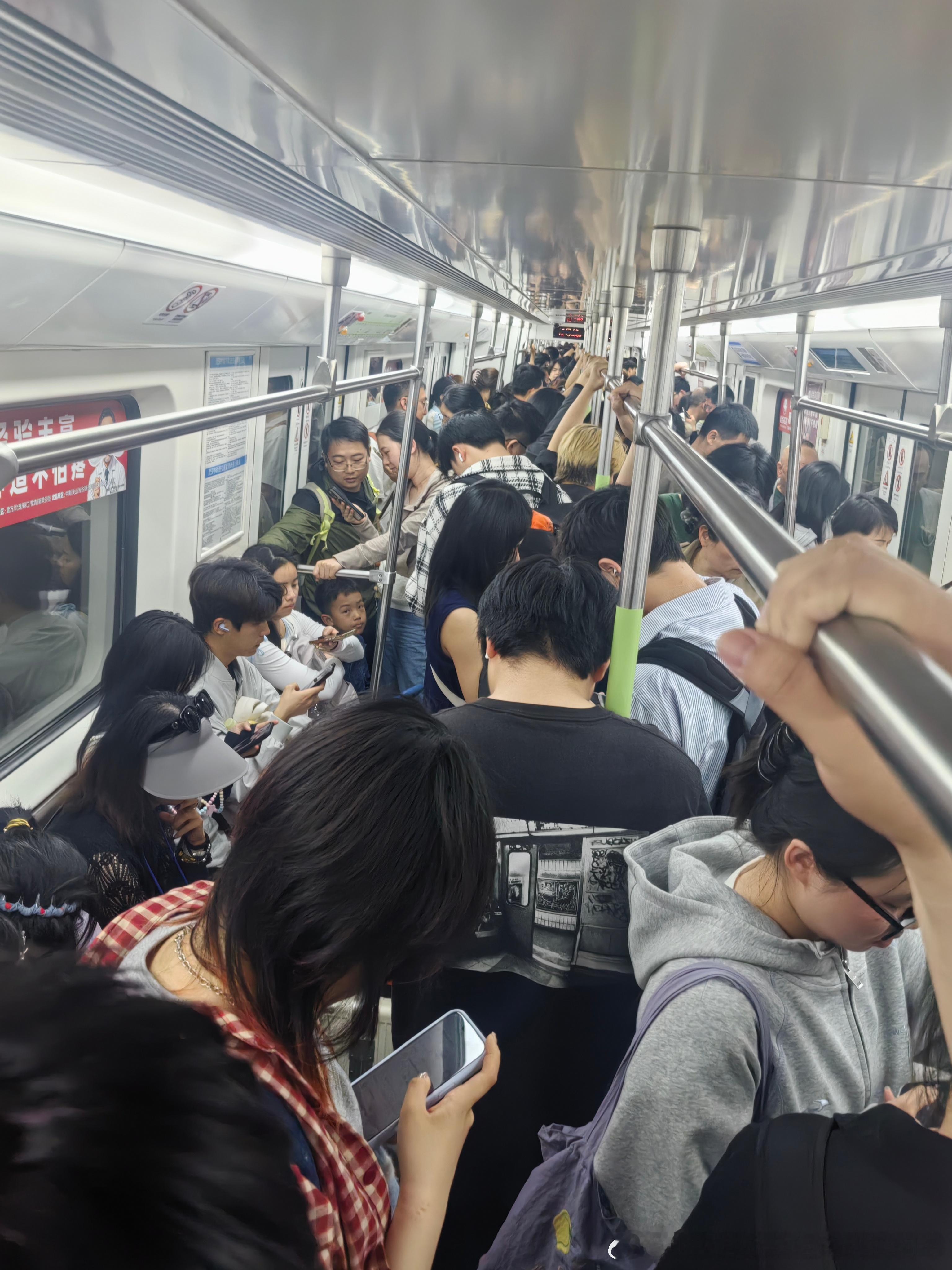 武汉地铁2026.5.4武汉晴天，网友回武汉。图122:49武汉地铁4