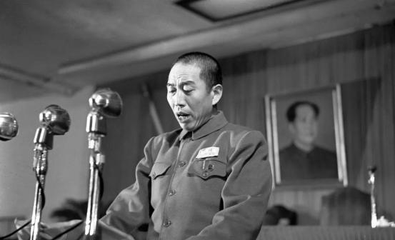 1951年，由马家军改编来的解放军7师，有部分官兵发动叛乱，王震叫来7师师长韩有