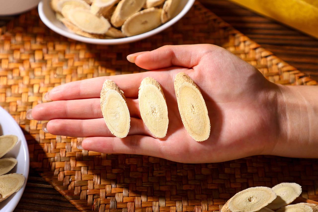 黄芪配上它，简单2味药，可谓“抗癌强效药”，扶正祛邪 黄芪被誉为“补气圣药”