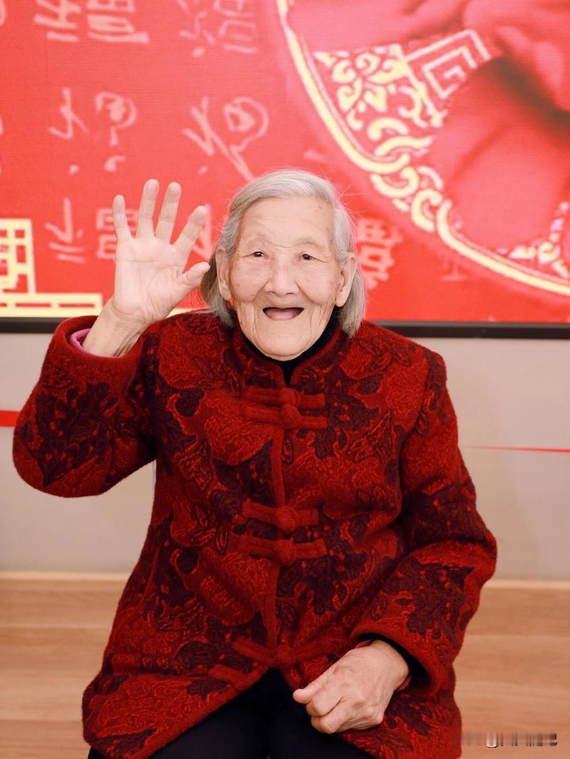 她奶奶今年八十七岁，每月养老金一万三千五百元，是全家实打实的隐形经济支柱，摊到每