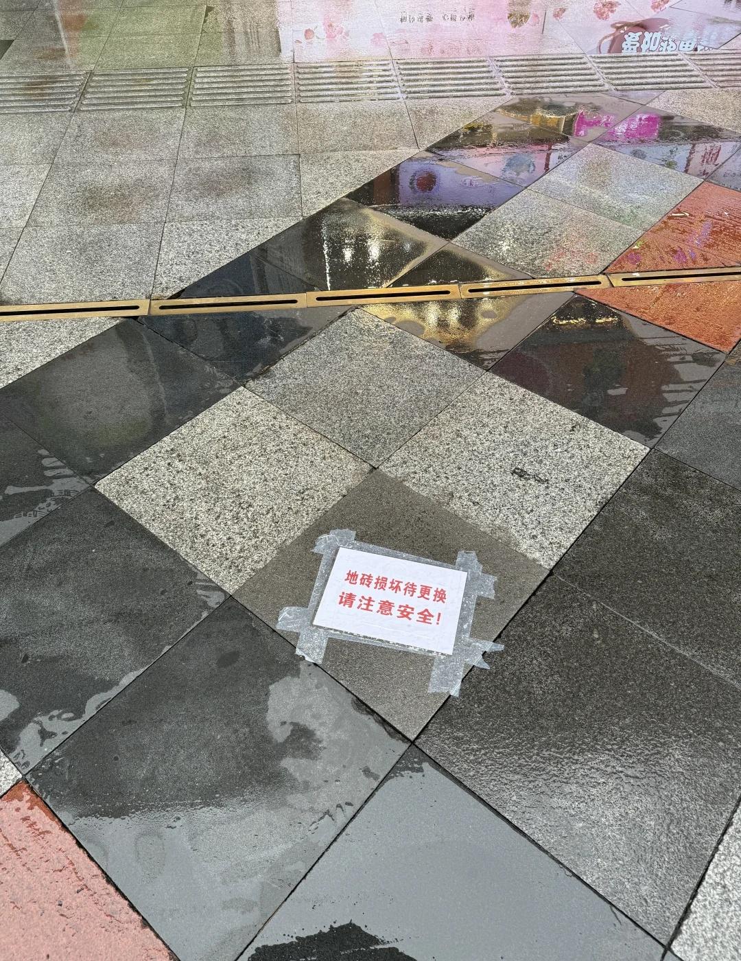 成都果然是一个温暖的城市。。牛马上班路上被温暖到了。算了你们肯定觉得没意世