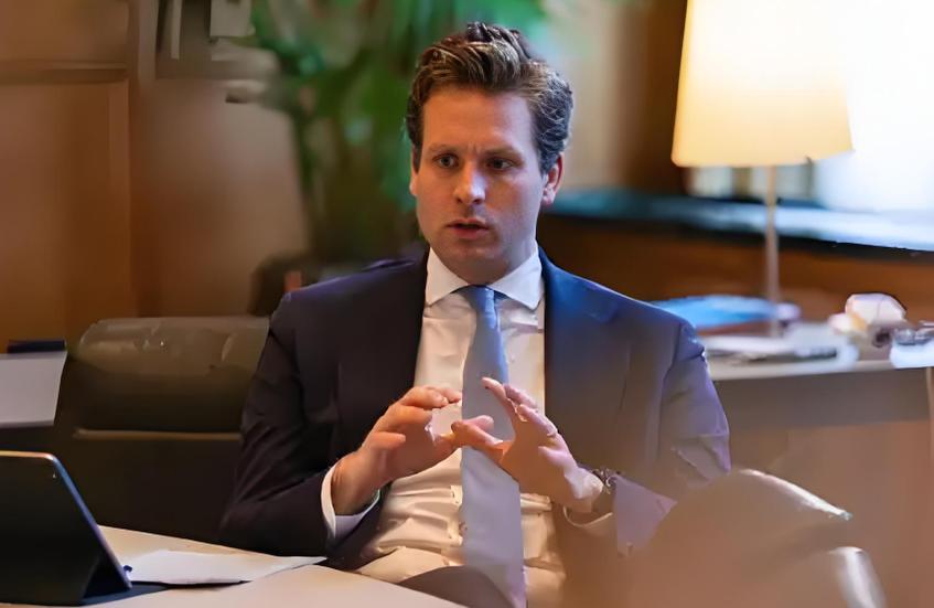 取消访华，放中国鸽子！对荷兰我们不能再手软了。这两天，法国总统马克龙对中国