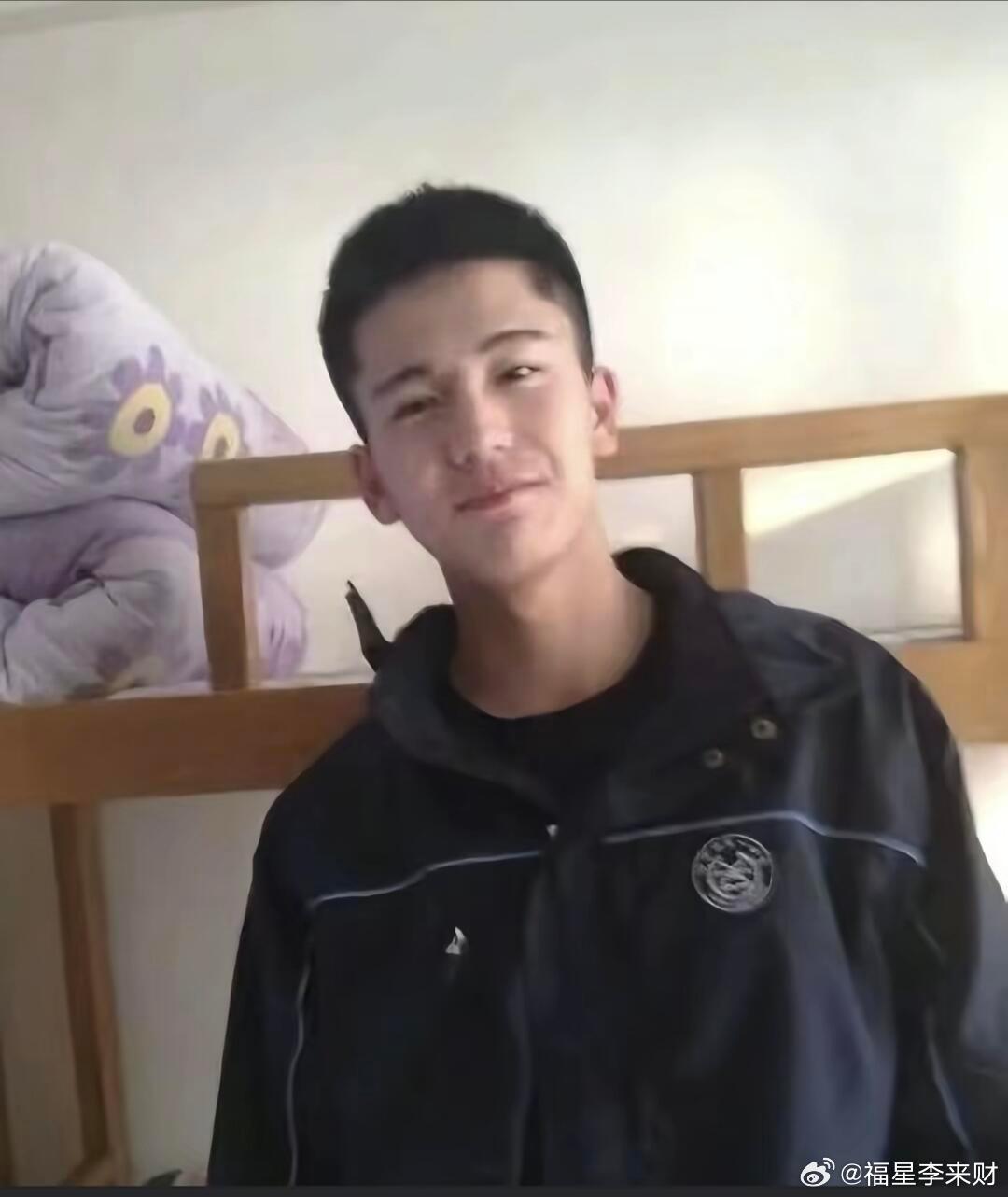 张凌赫一下回到了上学的时光！青葱年代！