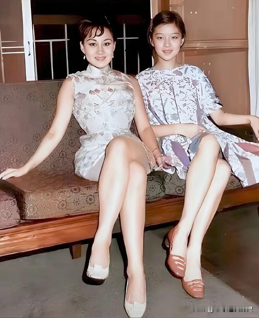 1969年，一张定格在客厅沙发的老照片被留存下来。那时年仅十六岁的胡因梦，与当时