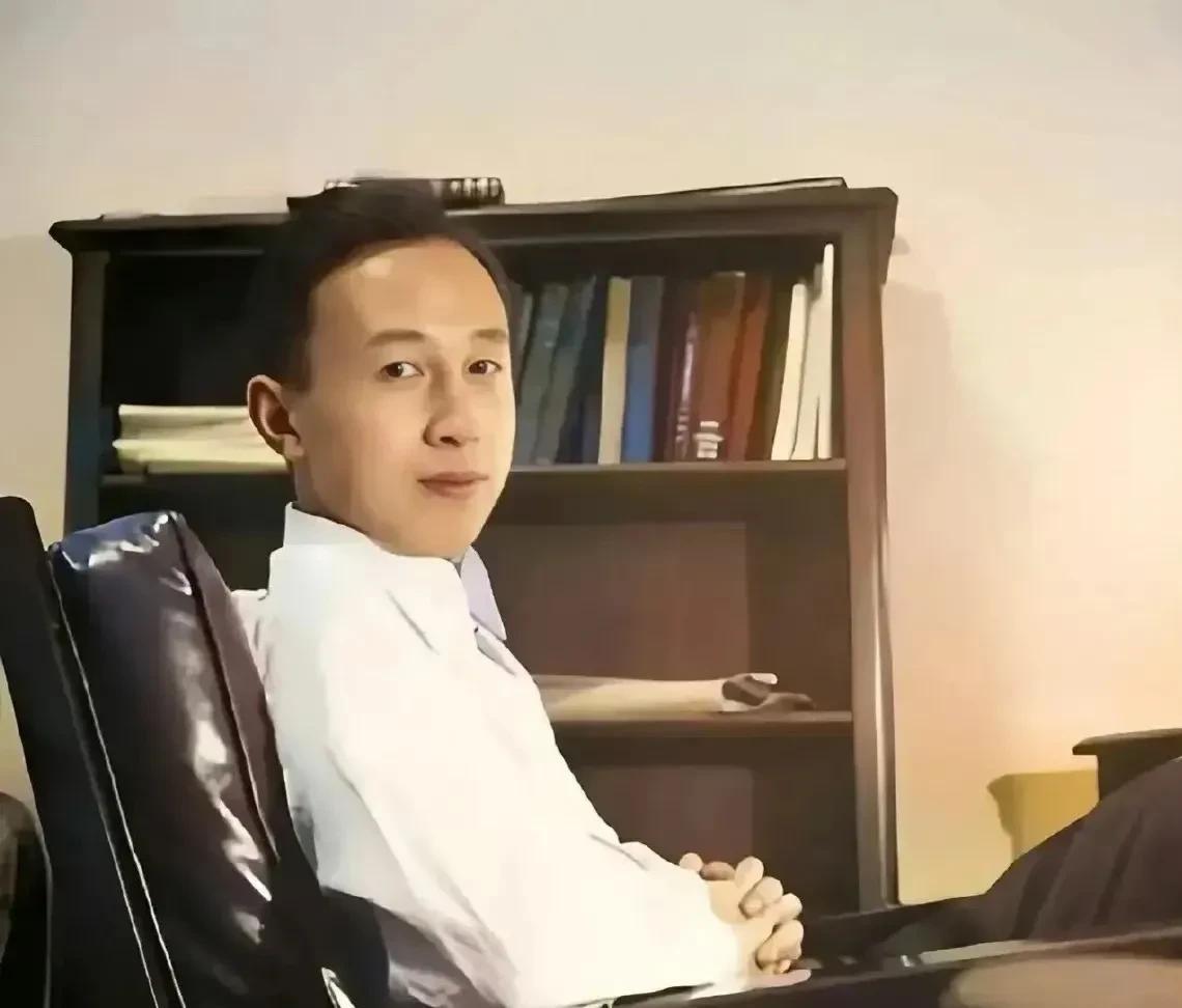 1935年，24岁的钱学森，他回头一望，特别帅气。这一年，钱学森刚刚到达美国，