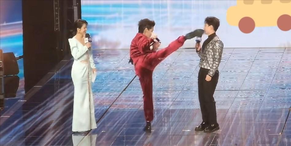 向佐，又惹事了！3月11日中午，向佐突然冲上热搜，原因是前一天晚会上，他一脚