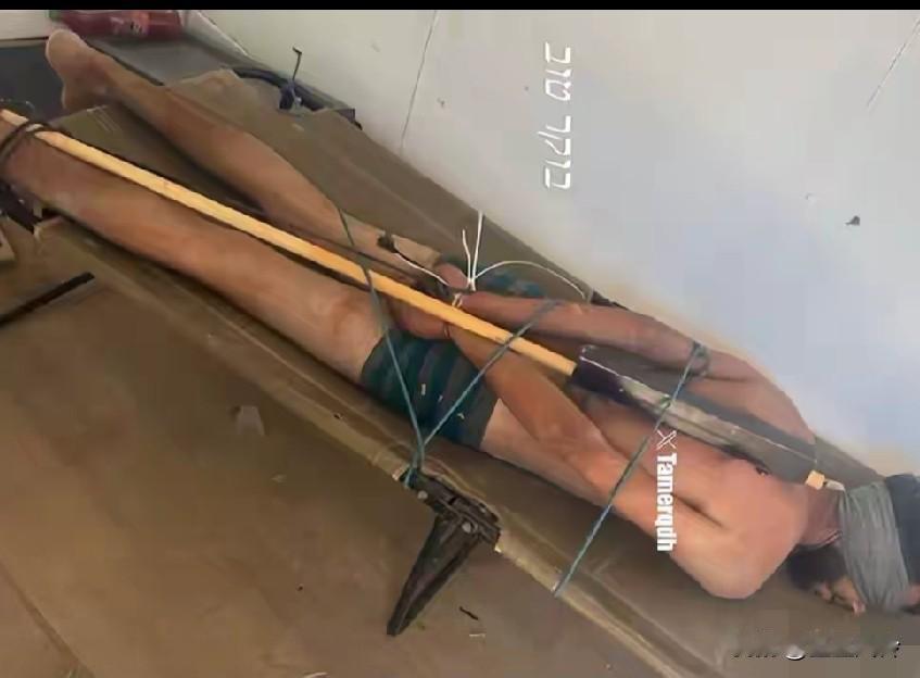 巴勒斯坦被拘者照片流出，以色列果然滥用私刑，身上被扒光，双眼蒙上，背上还绑了根棍