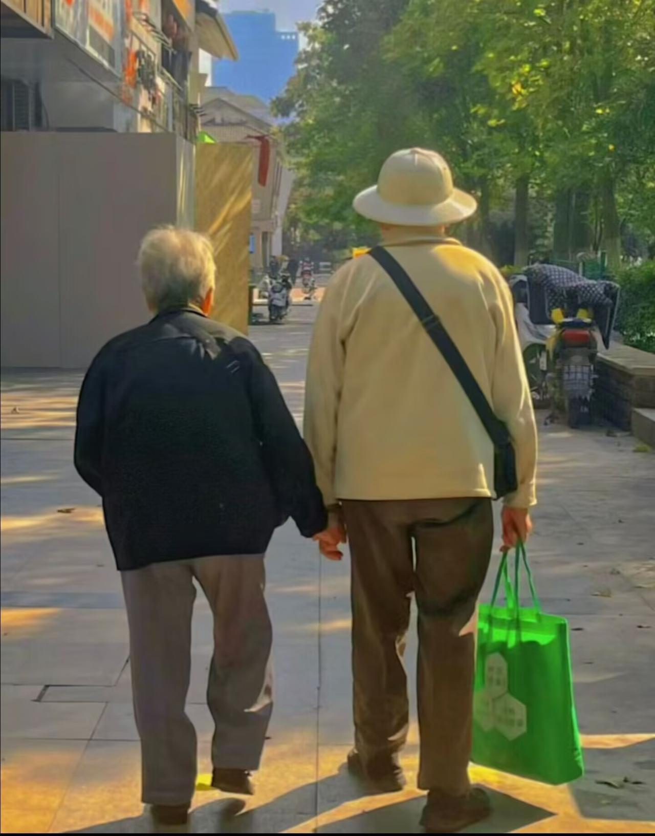 老年夫妻谁先离世的几条规律，看着挺玄乎1男人先走：常爱给老伴买衣服，感情表达