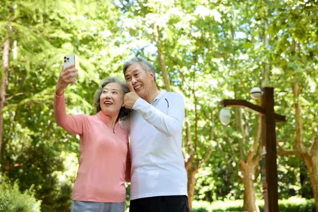 人生自古谁无老，岁岁重阳鬓发霜。人生苦短，及时行乐，活在当下，就是赢家。