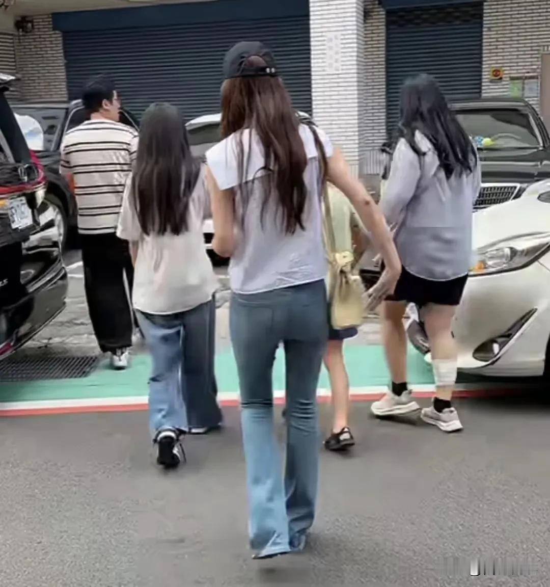 很多网友看到汪小菲又晒孩子背影又开始了对他新一轮的“讨伐”明明说好的不晒孩