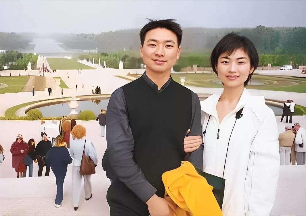 这是1999年，央视著名主持人康辉老师和妻子刘雅洁到国外旅行时拍的一张珍贵合影！