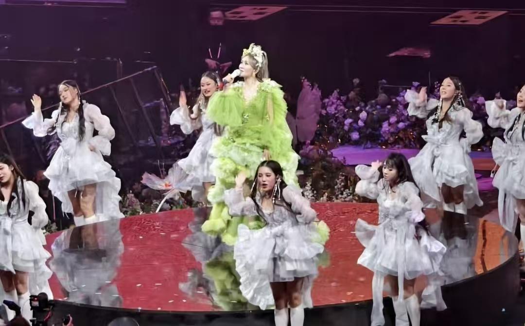 谢娜昨晚的演唱会，座无虚席热闹非凡，但有几个问题想不明白。1，现场几万观众真去