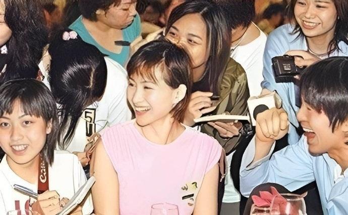 2001年，周星驰伸手去摸娱记甘比的脸，成为庆功宴上的小花絮。这要是放到现在，哪