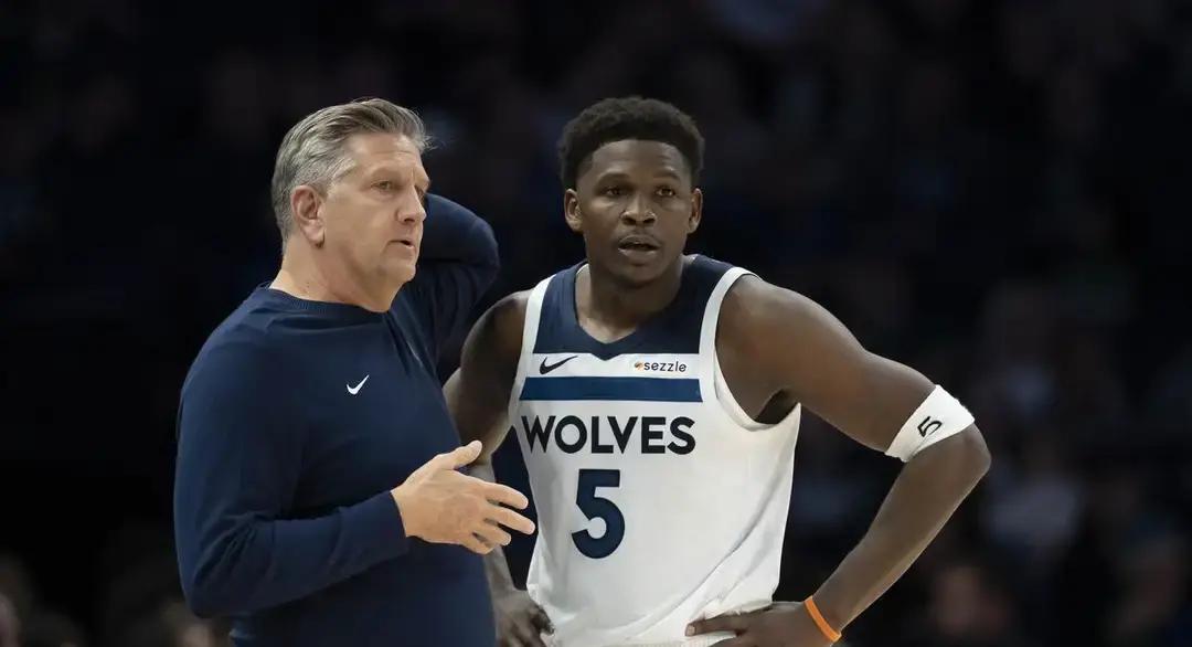 1.35亿的大合同刚落笔，爱德华兹的钱包却开始漏风。1353万年薪，税、经