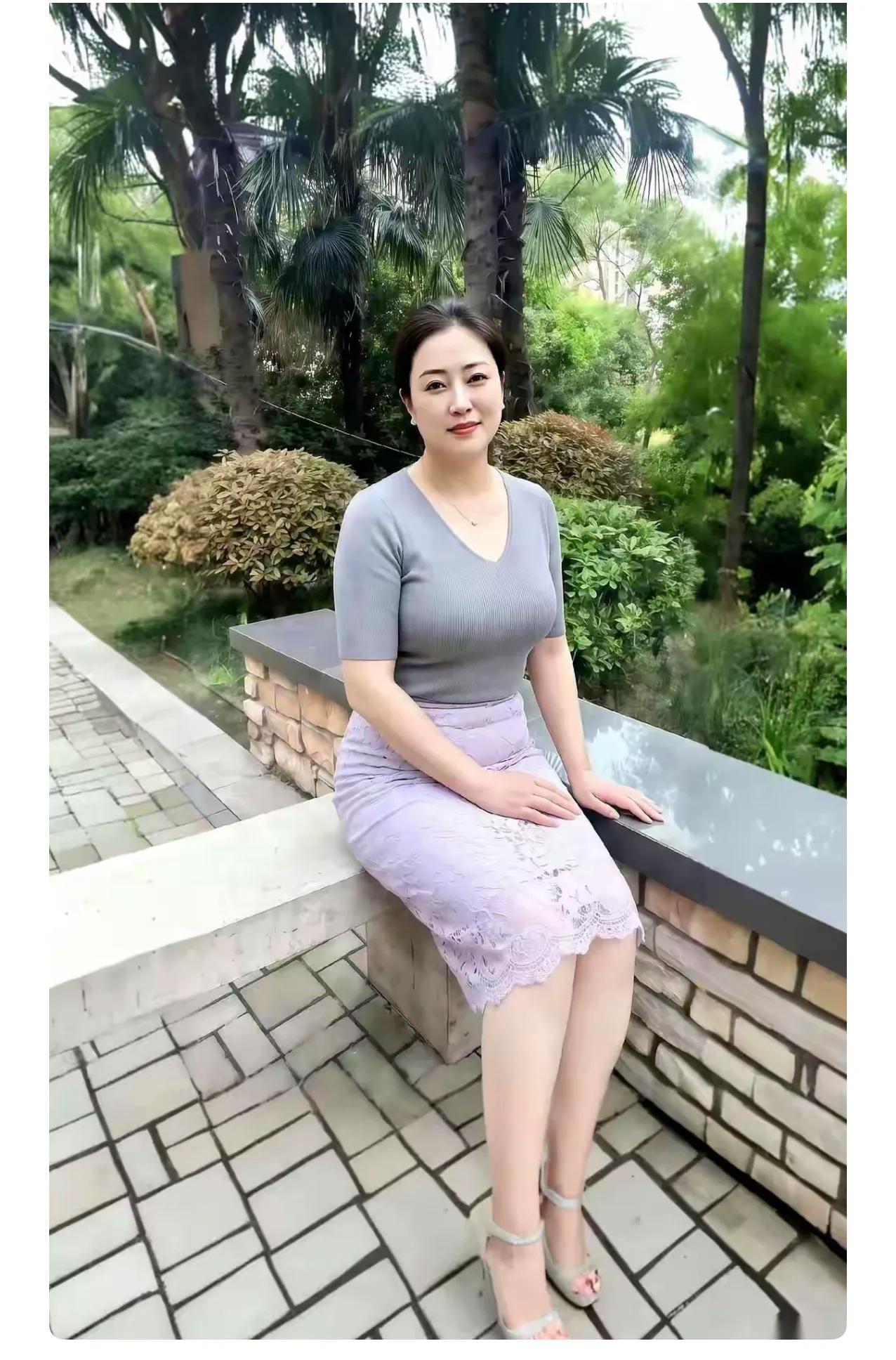 都45了。结婚整整20年。老公每晚都是八爪鱼，抱着我睡着，夏天贴着，冬天当