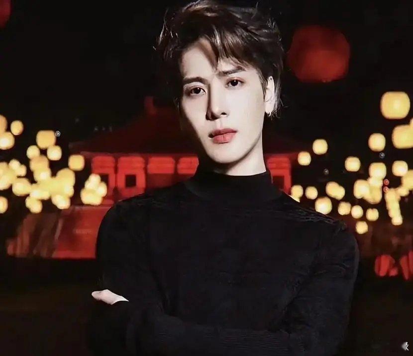 王嘉尔自曝恋爱经历在黎芷珊主持的无线节目《芷珊再约王嘉尔》第二期中，王嘉尔自爆自