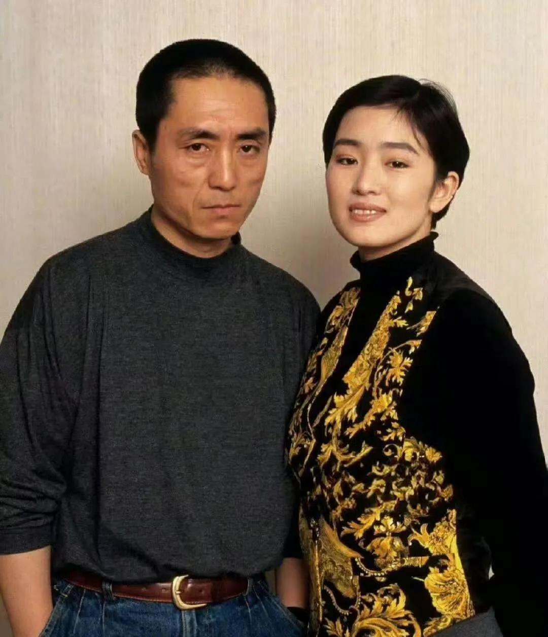 【巩俐张艺谋八十年代末写真曝光】这一转眼都三十几年了，那时的巩俐也就二十五六岁