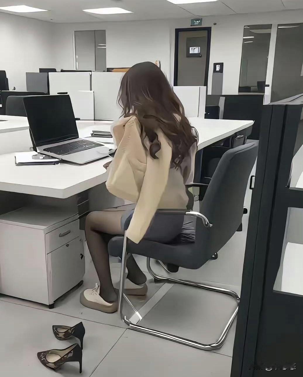 我同事，一位37岁大龄剩女，早上和我吐槽：我一个堂堂的985大学研究生，国有企