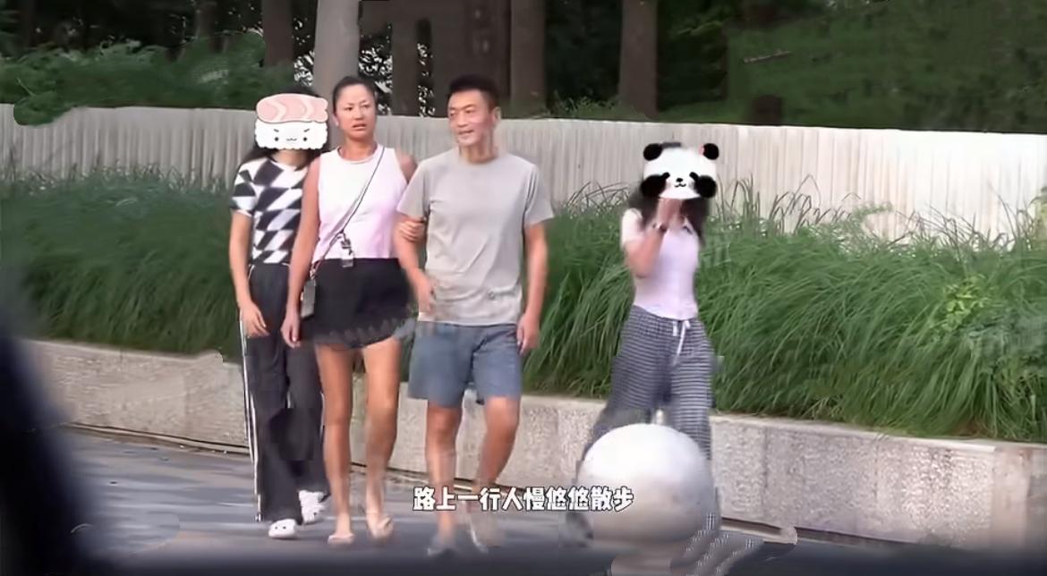 瞿颖真是“大度”，与二婚男友街头亲密牵手，两个继女颜值身材超好能够放下光环，做