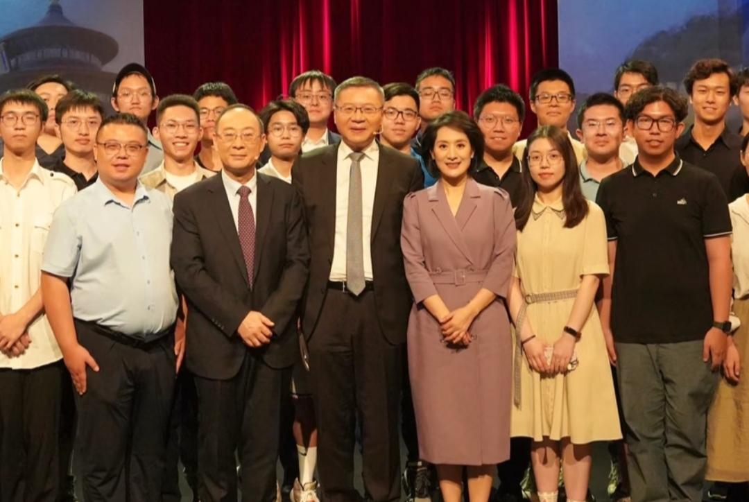 张维为教授与人合影一般是站在C位的，哪怕旁边是金灿荣教授。现在网络上有一种风气