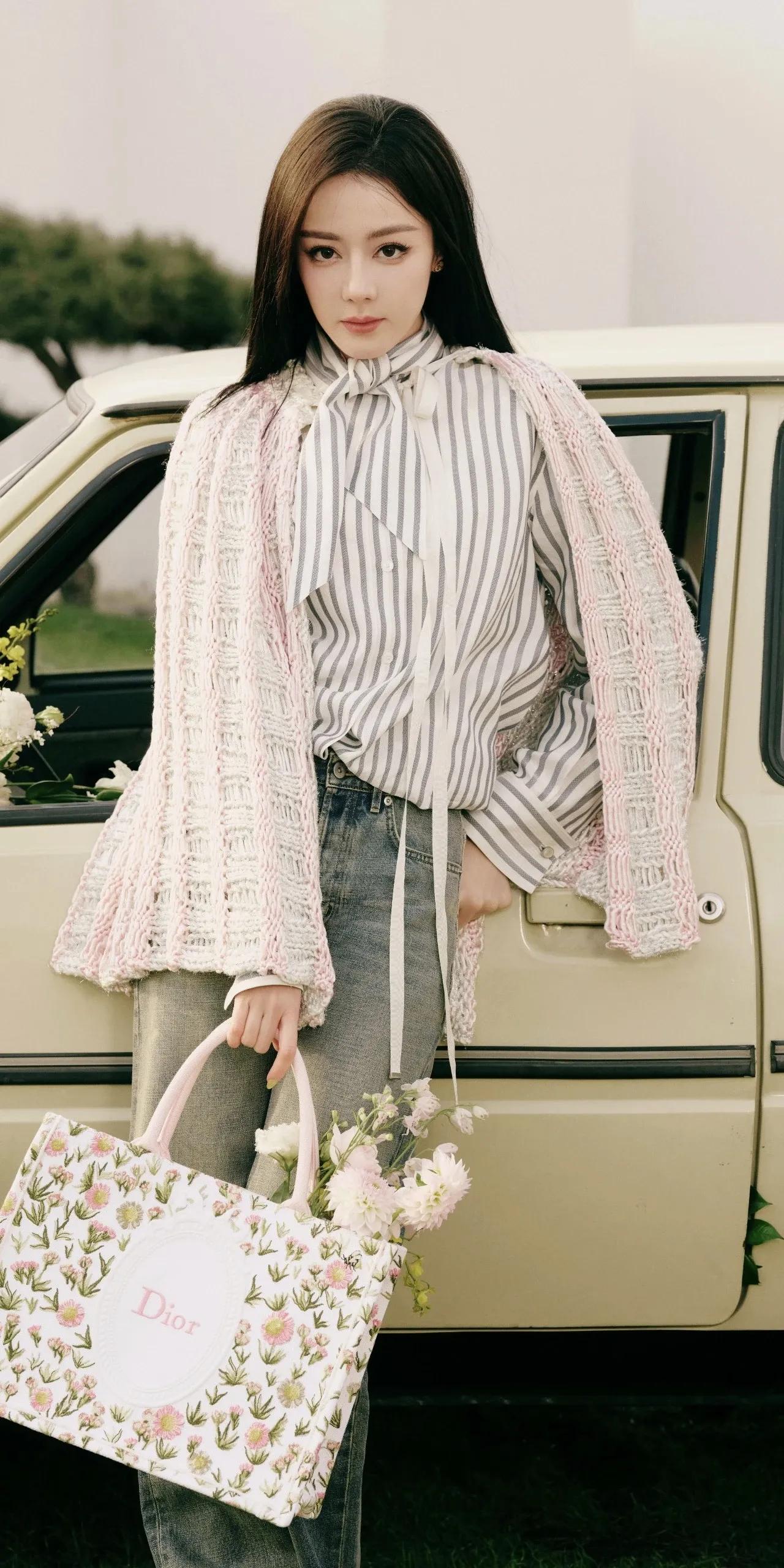 美女壁纸～迪丽热巴，把春天穿在身上～粉调针织披肩温柔随性，条纹衬衫添几分清爽，搭