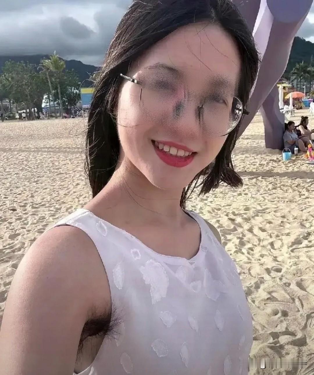 抬胳膊下意识夹紧？体毛羞耻困住无数女生的容貌枷锁穿宽肩背心下楼取快递，