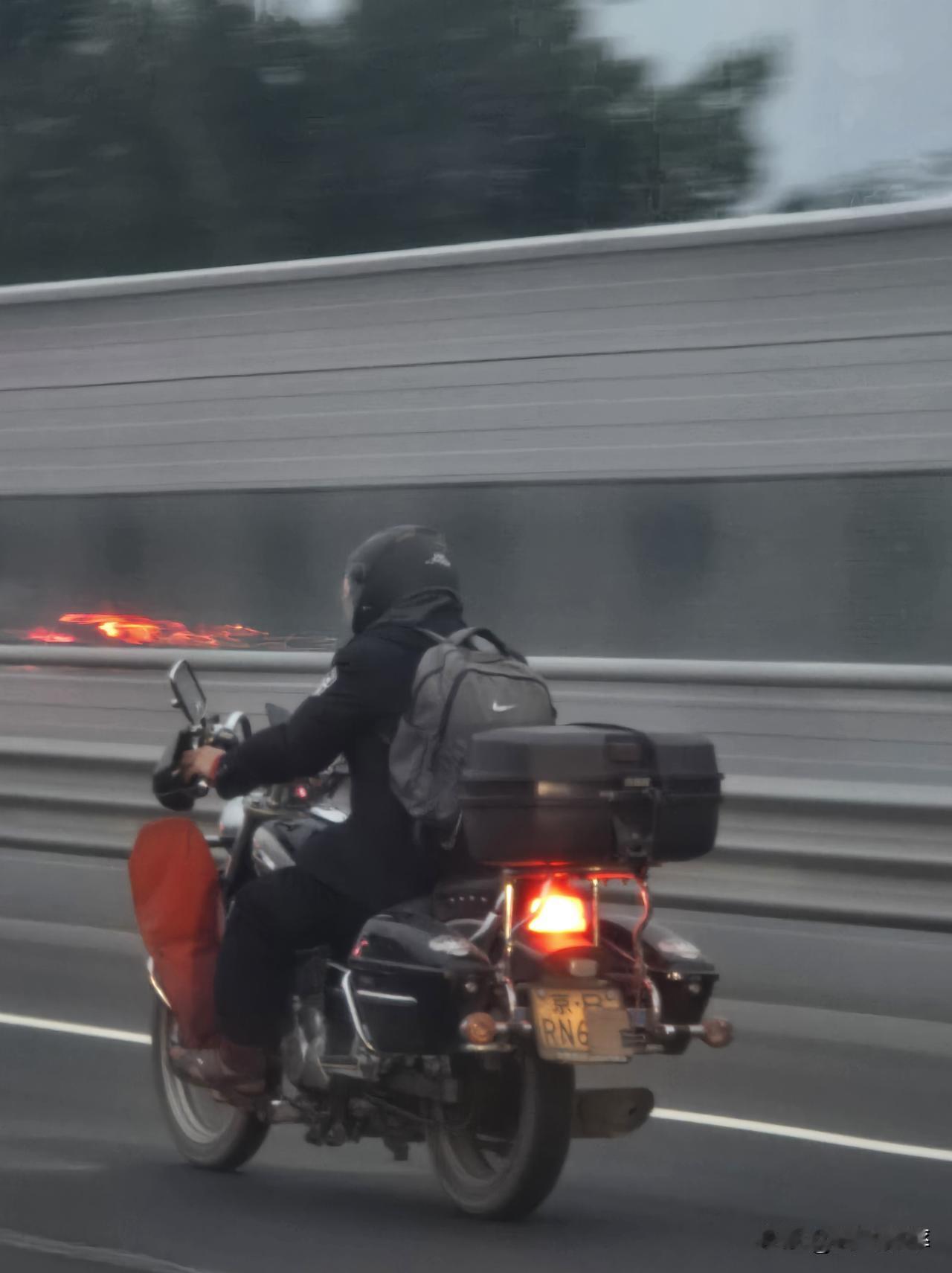 偶遇执行秘密任务的警察叔叔追焦成功太帅了夜间执勤的警察摩托追逃戏码野生警察
