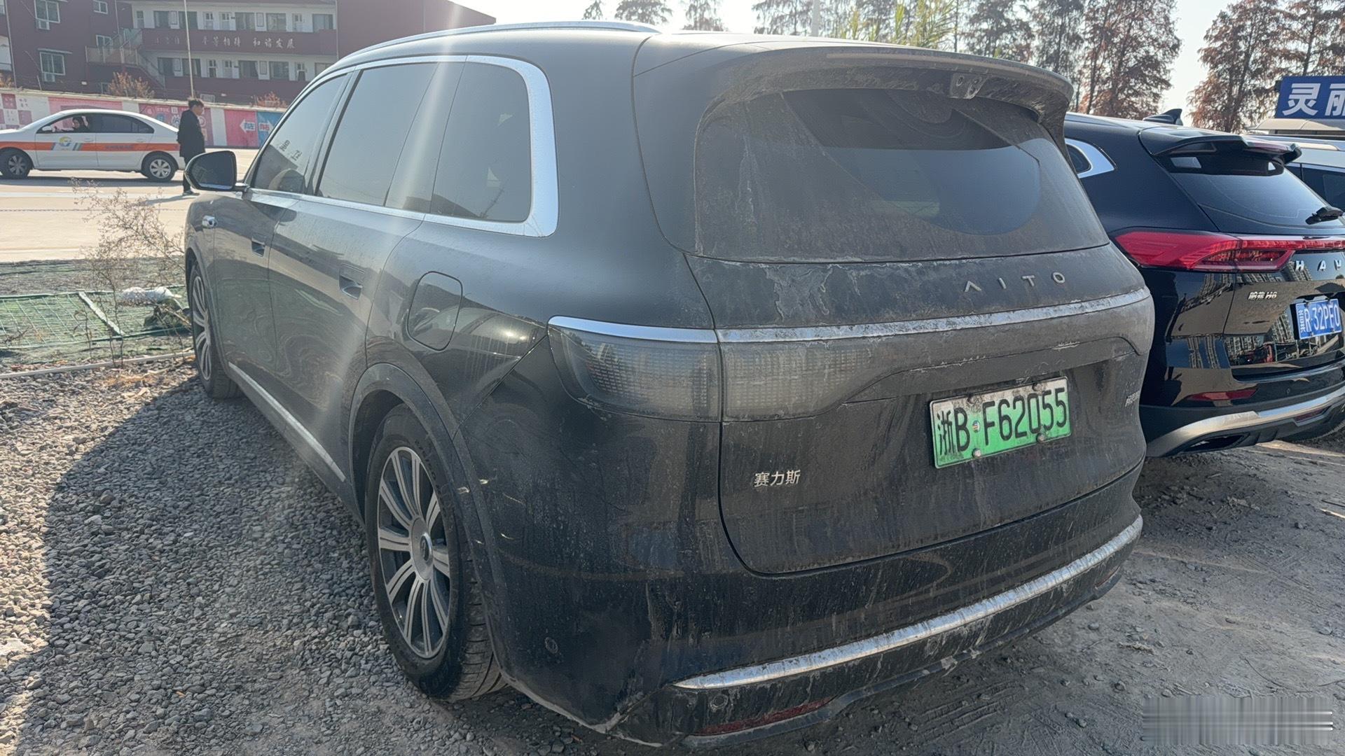 我的问界M8从长白山回来了，脏的不行，车身上都是融雪剂得必须快点洗掉了。还有我车