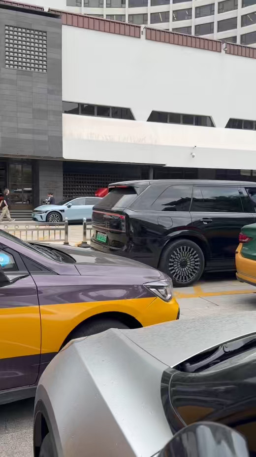 水均益北京排队充电被一眼认出再也不是娱乐圈专属座驾，高端圈层标配极氪9X实锤！水