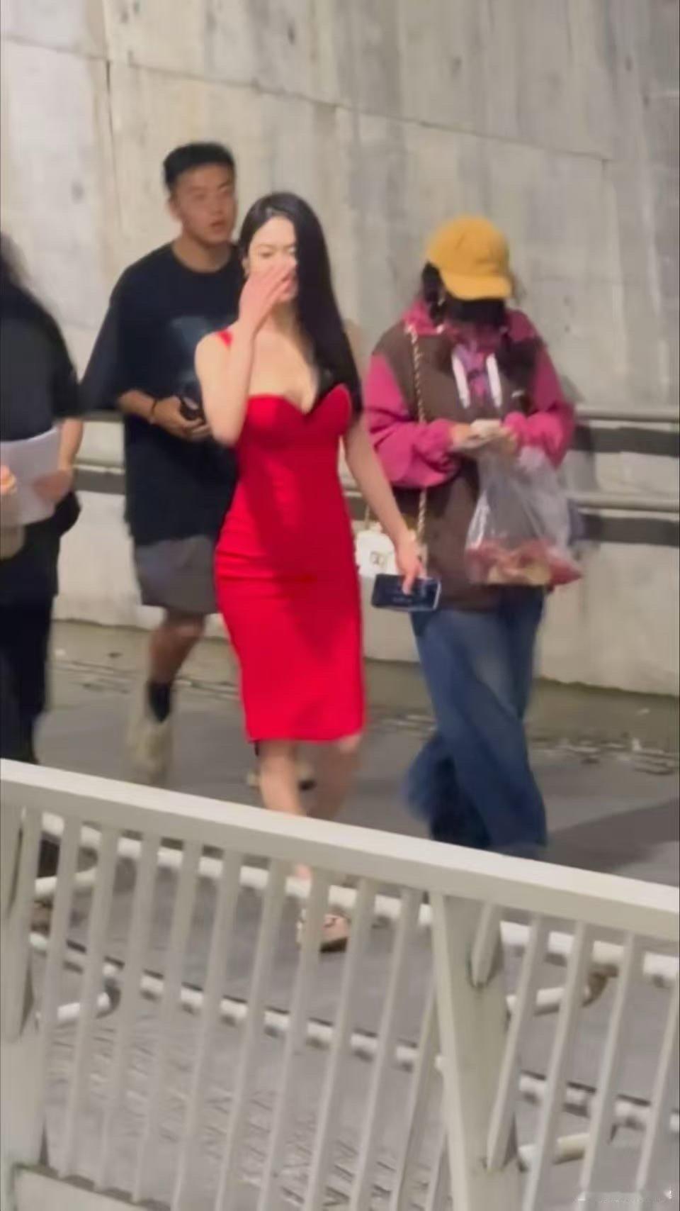 向涵之妈咪向涵之美貌向涵之妈咪，向涵之美貌，谁懂昨天一身红裙搭配黑长直妥妥的港风