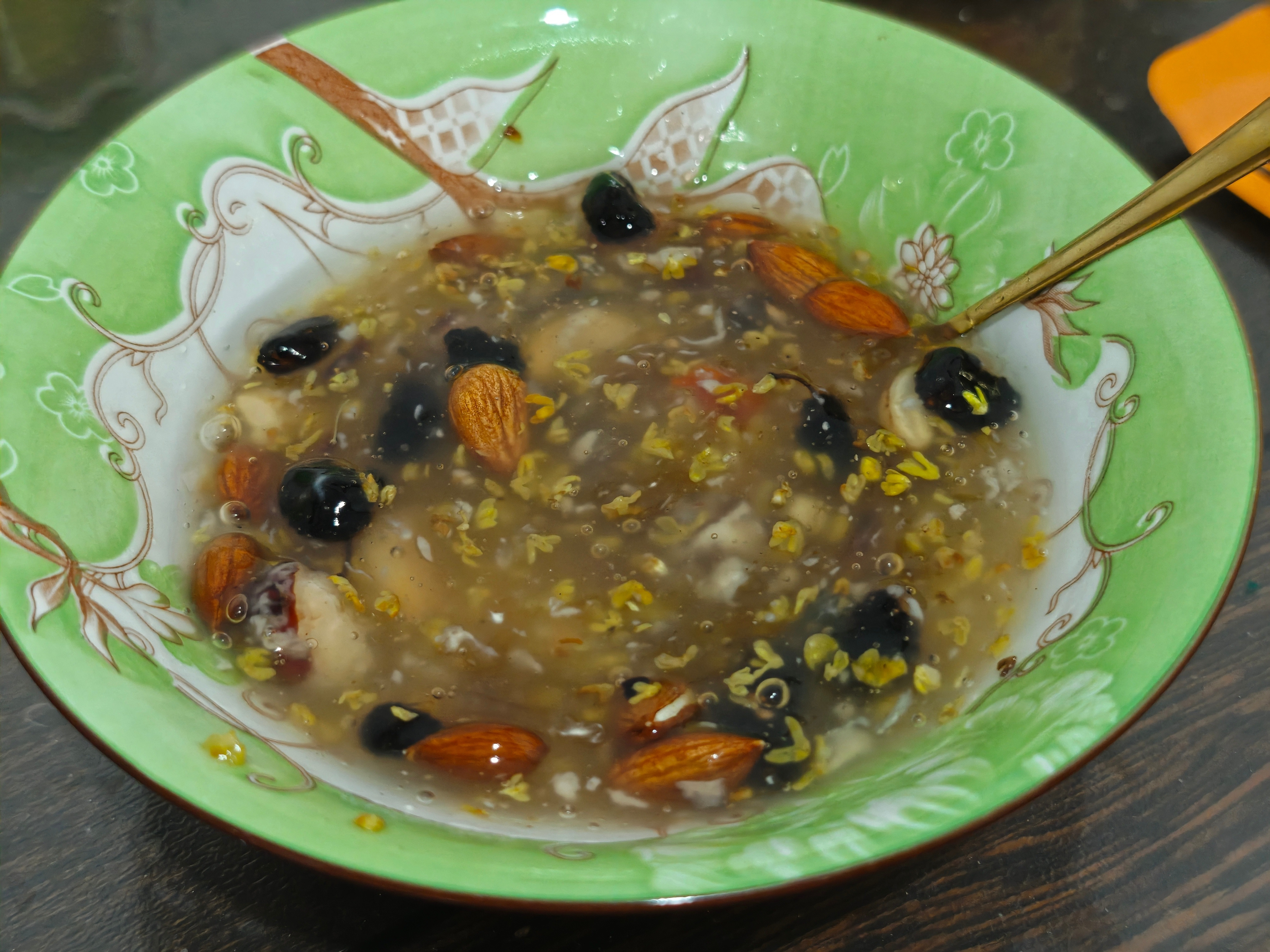 分享一下我的早餐。最近感冒，冲藕粉可以让热气熏蒸鼻子，舒服很多。我最终选的三家村