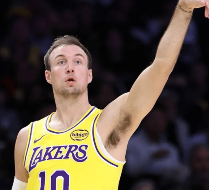 NBA常规赛，湖人战胜勇士，湖人自媒体发文道：卢克-肯纳德加盟湖人至今，10场