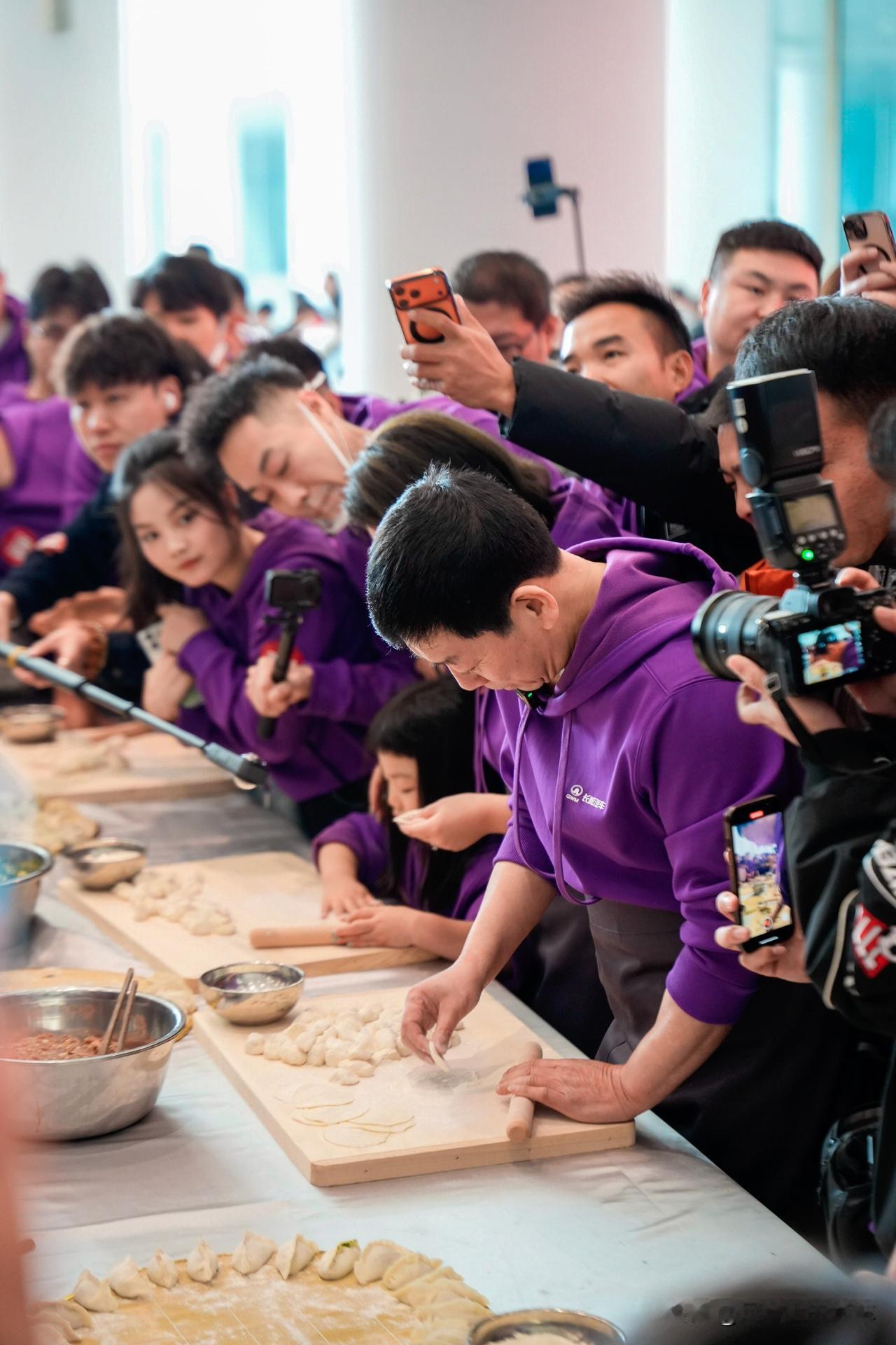 大过年的，魏建军这是在给谁包饺子呢？原来2026长城年会，在小年夜这天开始