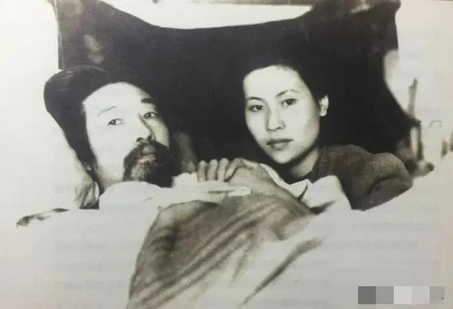 1912年，妻子满怀期待地抱住徐悲鸿icon，脱下身上那层薄薄的衣衫，脸上因羞涩