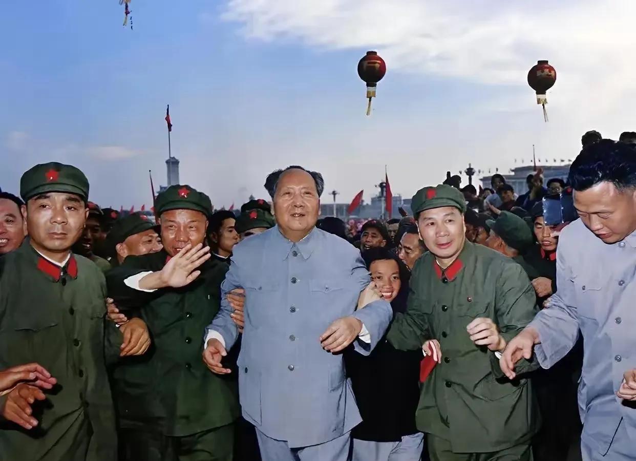 毛主席左右是杨成武和萧华上将，都是跟随毛主席参加过长征的老人。这是1966年国