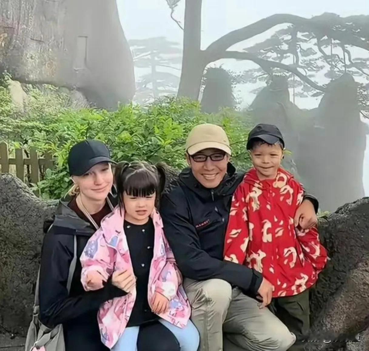 能够大大方方晒孩子的，撒贝宁、李白算是标杆！二人经常在国内各地游玩，尤其是节假