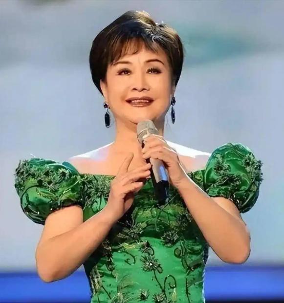 2000年，李谷一举报东方歌舞团团长田玉斌腐败。田玉斌得知被李谷一举报后大肆宣扬