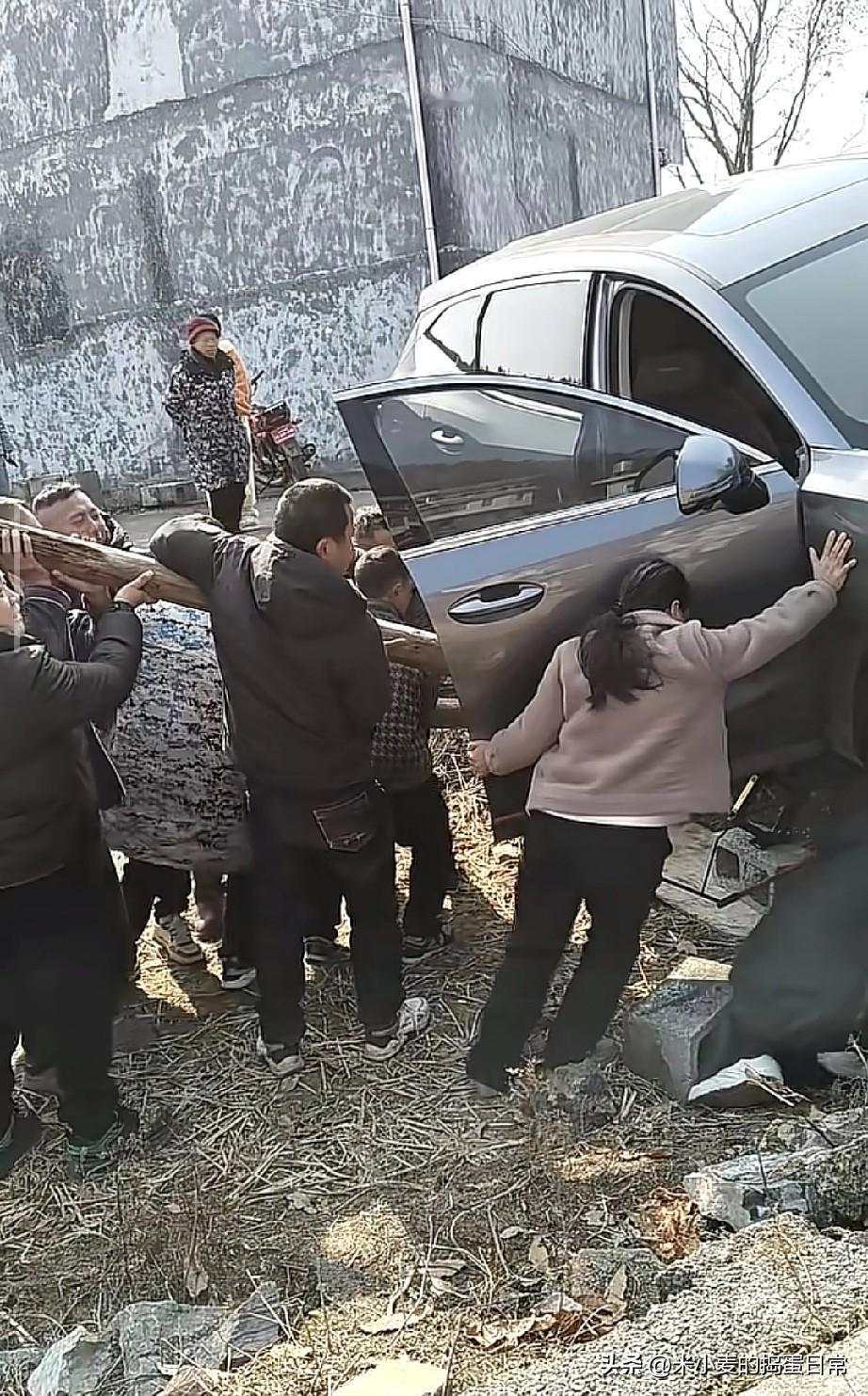 这才是过年的味道啊!昨天在老家倒车，一个不留神，新买的红旗直接“挂”在沟边