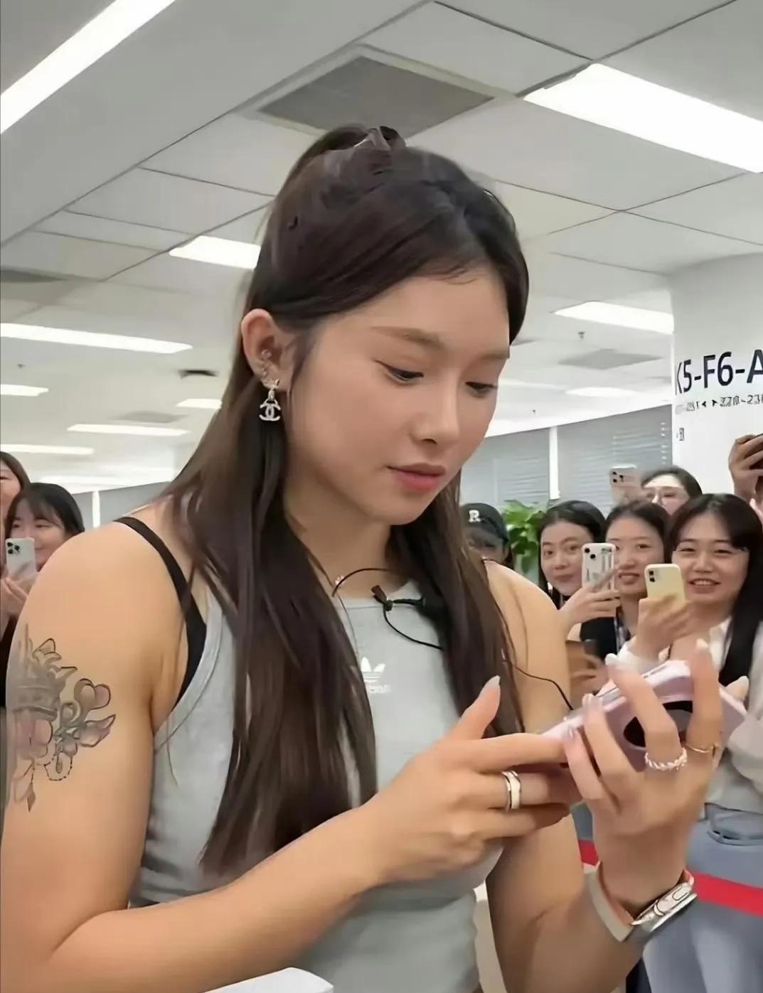 女神的胳膊是真壮啊，我估计是打不过她的！你觉得能PK过吴艳妮吗？