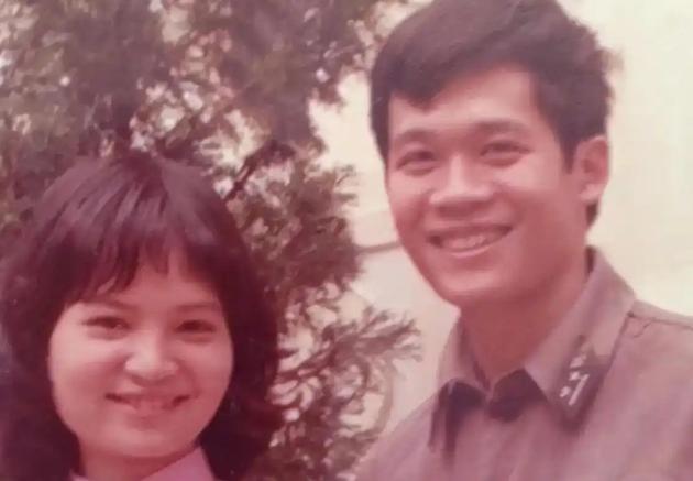 1979年2月17日深夜，河内黄耀街5号张灯结彩，一场婚礼正在进行。新郎黎坚成，