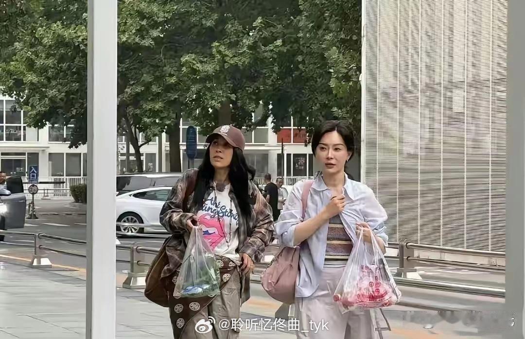 那英和陈数现身大街，原来明星们离开了美颜和滤镜，也和我们普通人一样，没啥区别。你们说是不是？​